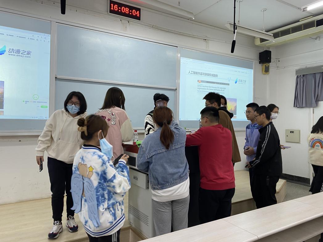 他首先与同学们分享了自己大学四年的成